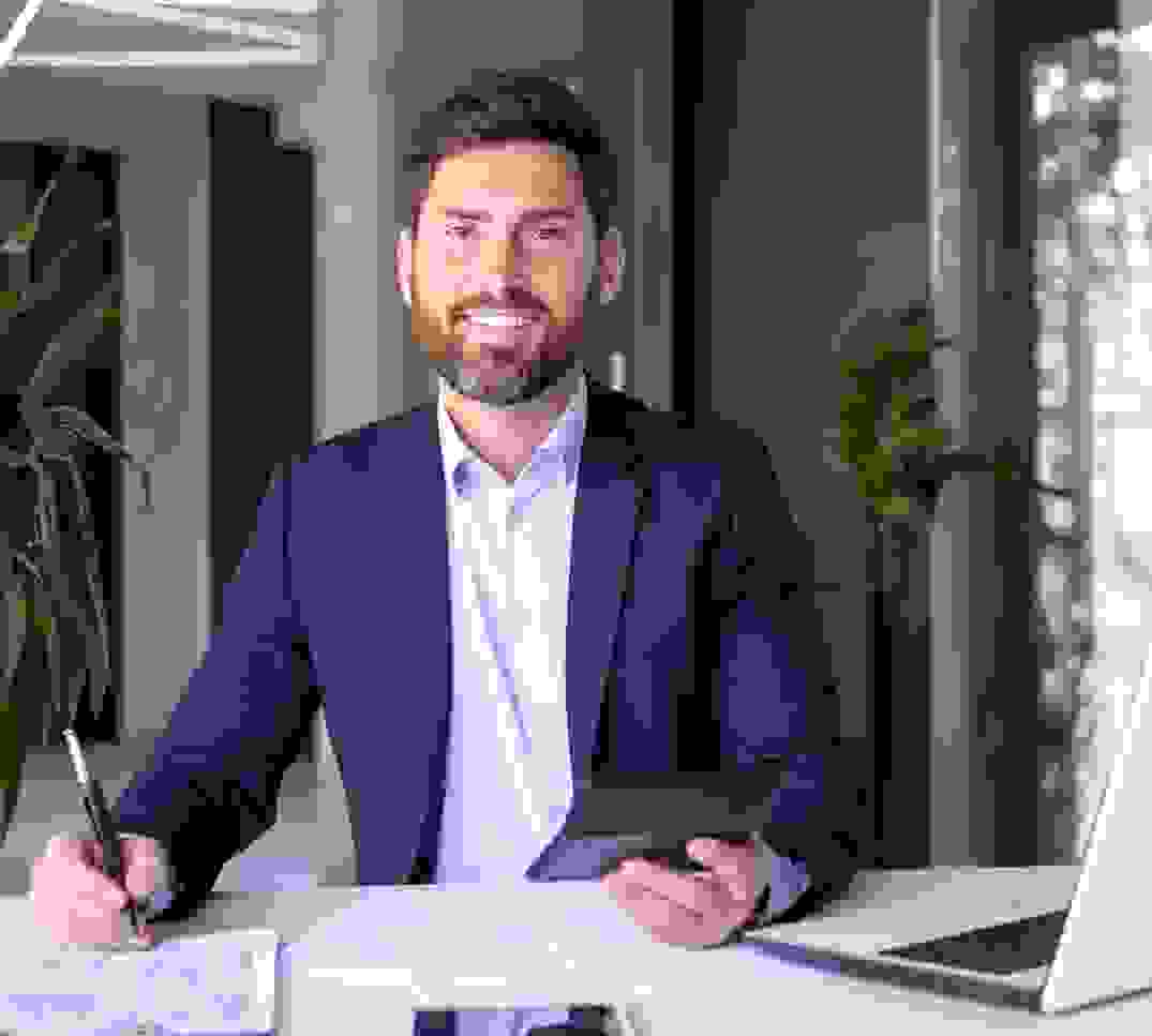 Conseiller en assurances professionnel avec tablette et documents – conseil sur la réforme de l’assurance de base 2025/2026 en Suisse