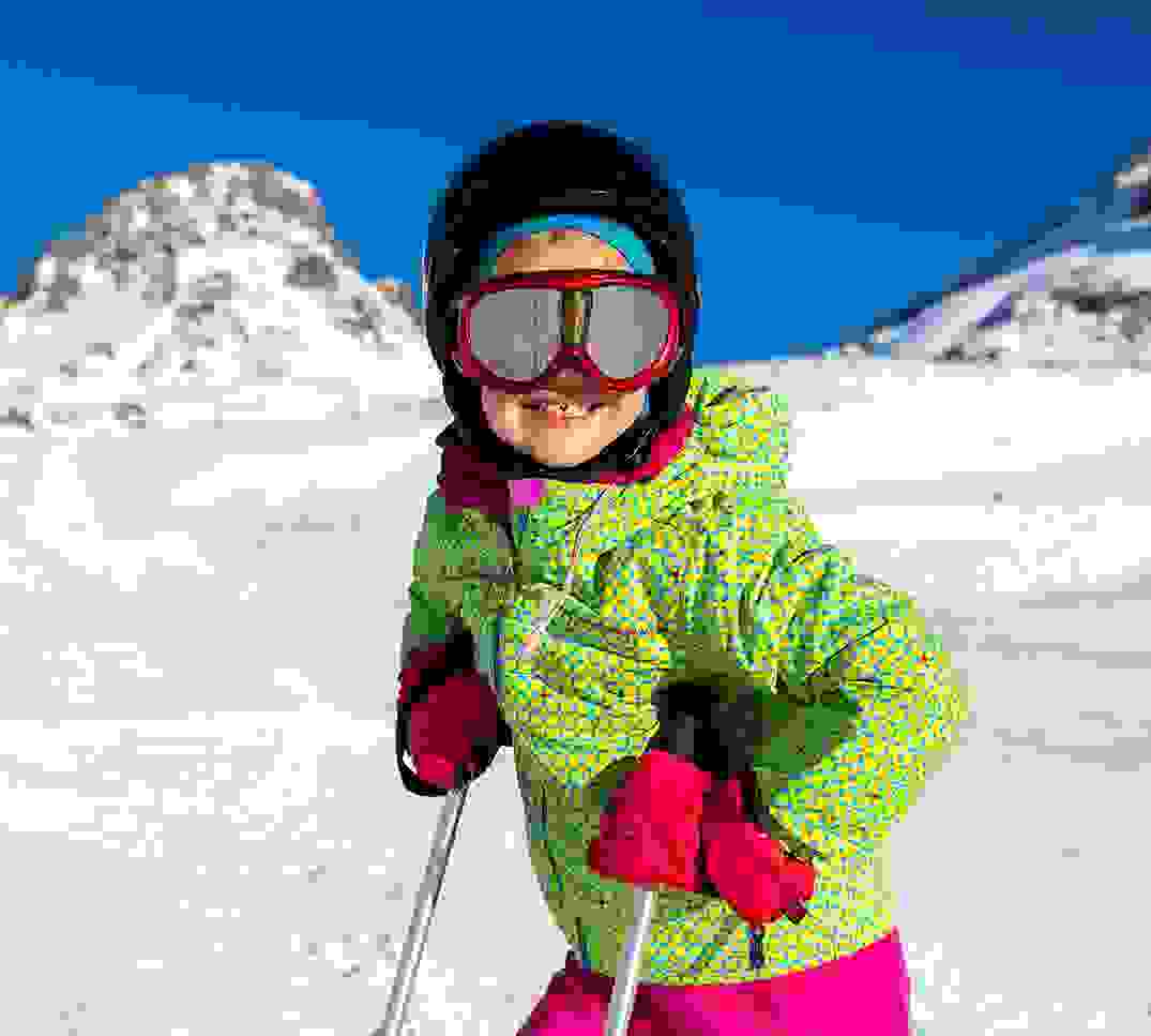 Un accident de ski peut non seulement avoir des conséquences sur la santé, mais aussi entraîner des coûts élevés. Les soins médicaux, les séjours à l’hôpital, la rééducation ou les frais de sauvetage peuvent rapidement atteindre des milliers de francs. 