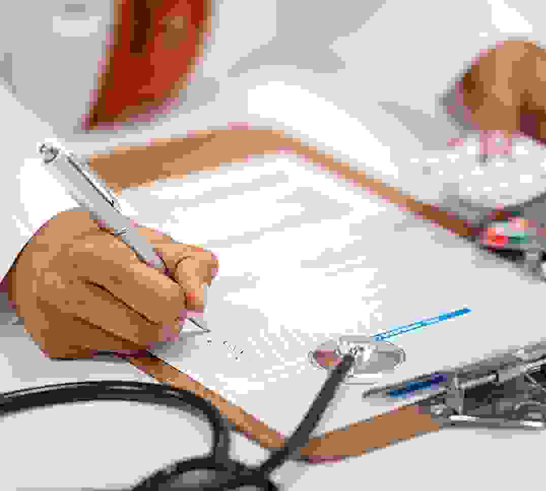 Medico compila formulari medici con stetoscopio – nuovi forfait ambulatoriali e struttura tariffaria TARDOC dal 2026