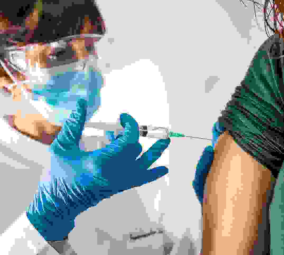 Personnel médical administrant une vaccination – toutes les vaccinations recommandées sans franchise dès 2026 dans l’assurance de base suisse