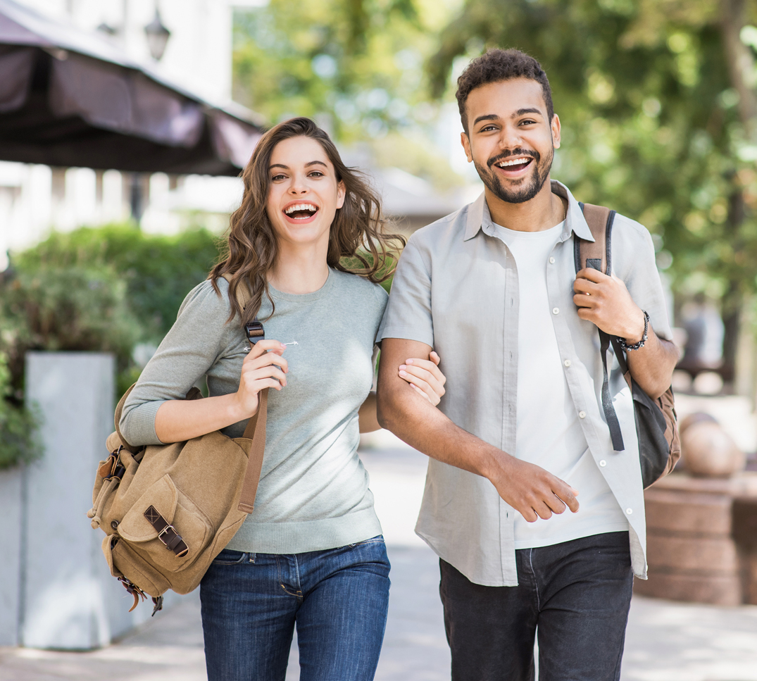 Due persone camminano insieme all’aperto. L’immagine rappresenta una consulenza assicurativa semplice e indipendente per clienti privati.