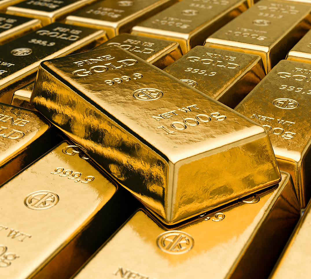 Mehrere gestapelte Goldbarren mit eingeprägten Gewichts- und Reinheitsangaben. Die glänzende Oberfläche hebt die Struktur und Anordnung der Barren hervor.