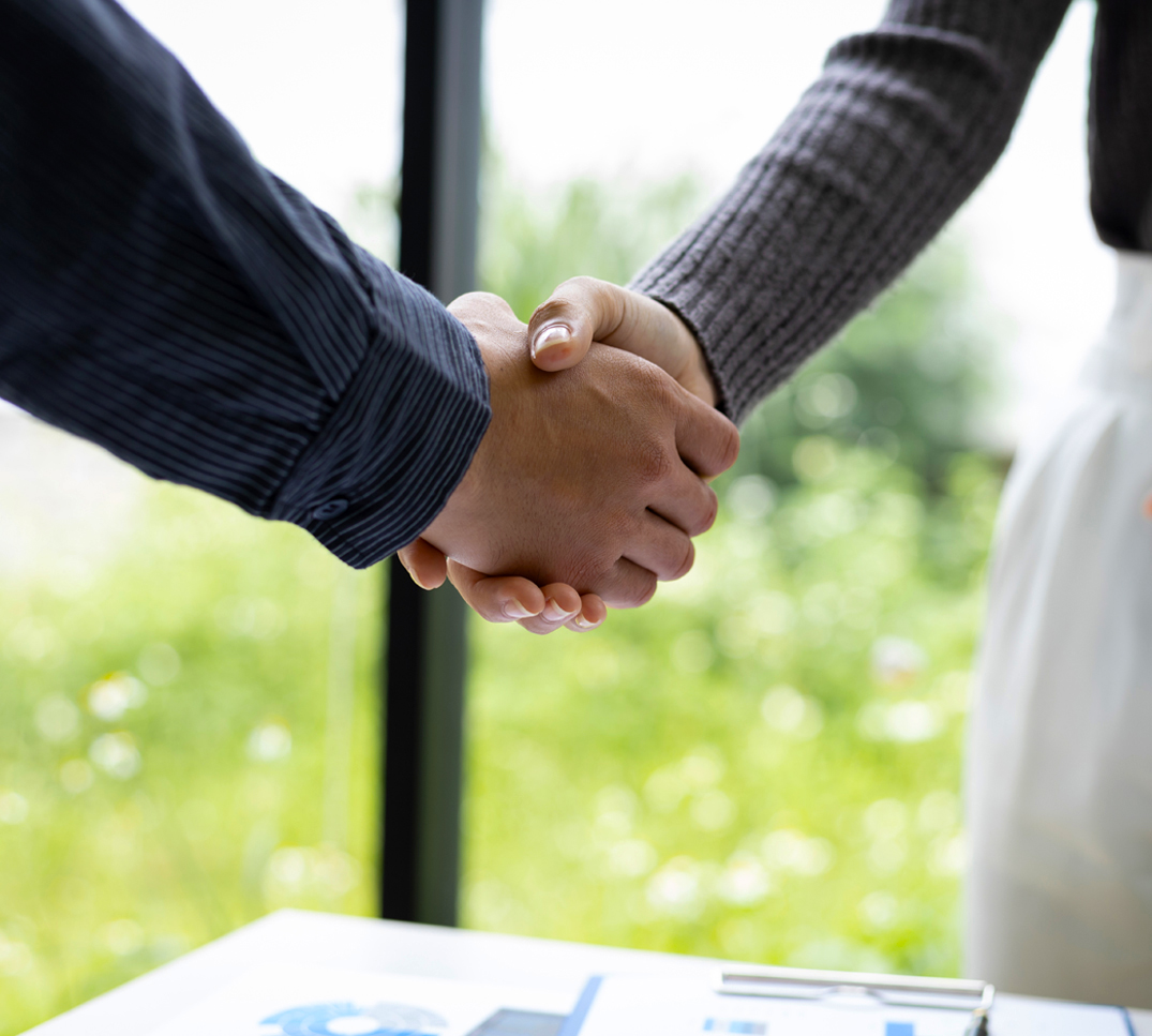 Deux personnes se serrent la main. L’image symbolise une collaboration professionnelle, transparente et fiable avec PRO VITA.