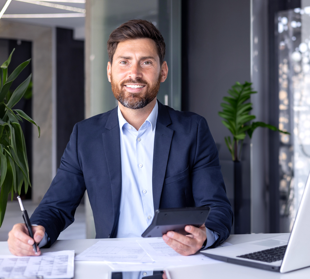 Consulenza-assicurazione-malattia-PRO-VITA-Svizzera-2025 Consulente assicurativo professionale con tablet e documenti – consulenza sulla riforma dell’assicurazione di base 2025/2026 in Svizzera