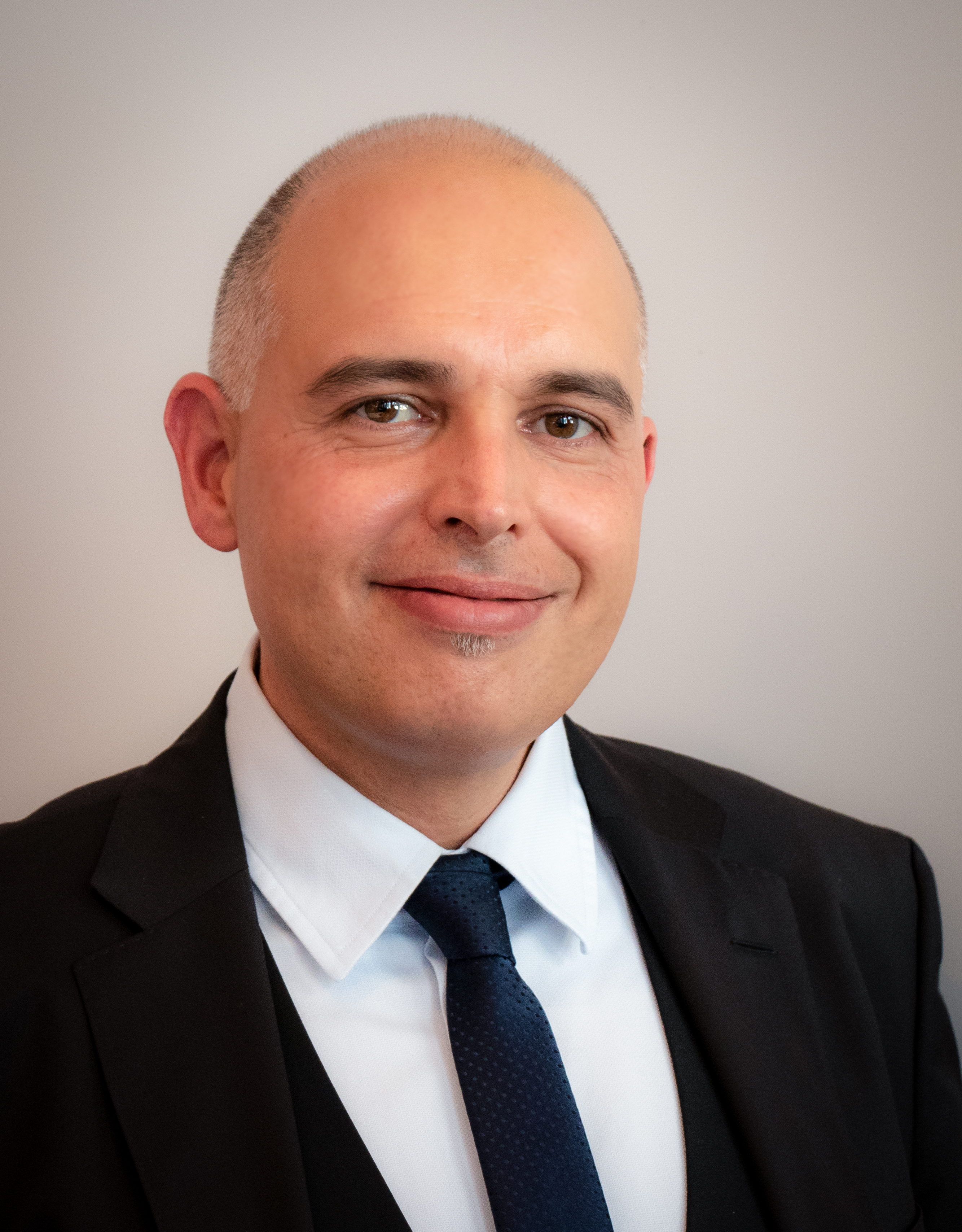 Directeur général de PRO VITA Renato Solomita Renato Solomita est plus qu’un directeur général qui possède une longue expérience dans le secteur de l’assurance, c’est aussi un visionnaire qui dirige l’entreprise avec bienveillance et intelligence.