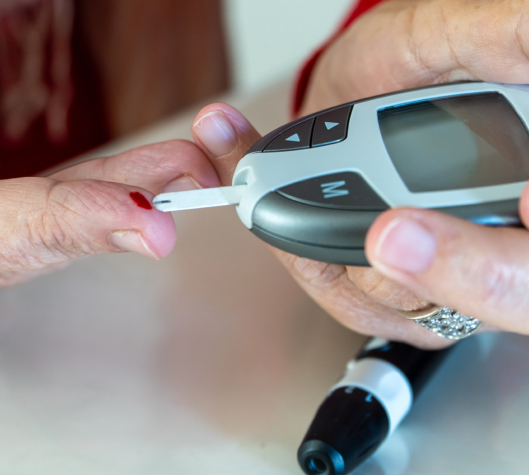 Moyens-diabète-simplification-administrative-2025 Femme mesurant sa glycémie avec un appareil numérique – moins de bureaucratie pour les personnes atteintes de maladies chroniques dès 2025