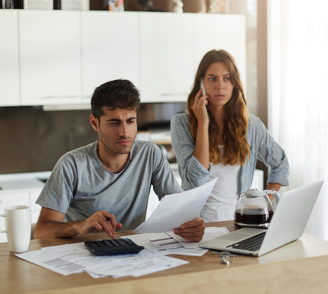 Comparer les caisses maladie depuis chez soi – PRO VITA AG Un homme compare les primes d’assurance maladie sur son ordinateur portable à domicile – conseil indépendant par PRO VITA AG