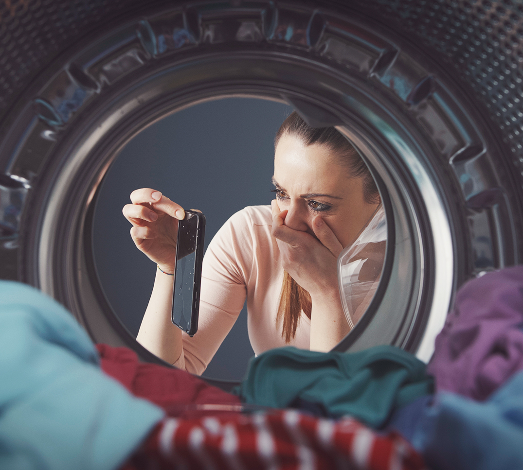 Stellen Sie sich vor, Sie sitzen gemütlich mit Ihren Kolleginnen und Kollegen im Restaurant. Ein Glas fällt um und die auslaufende Flüssigkeit beschädigt das Telefon.