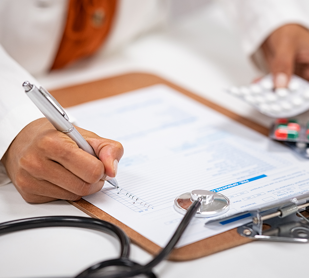 Forfaits-ambulatoires-facturation-TARDOC-Suisse-2026 Médecin remplissant des formulaires médicaux avec stéthoscope – nouveaux forfaits ambulatoires et structure tarifaire TARDOC dès 2026