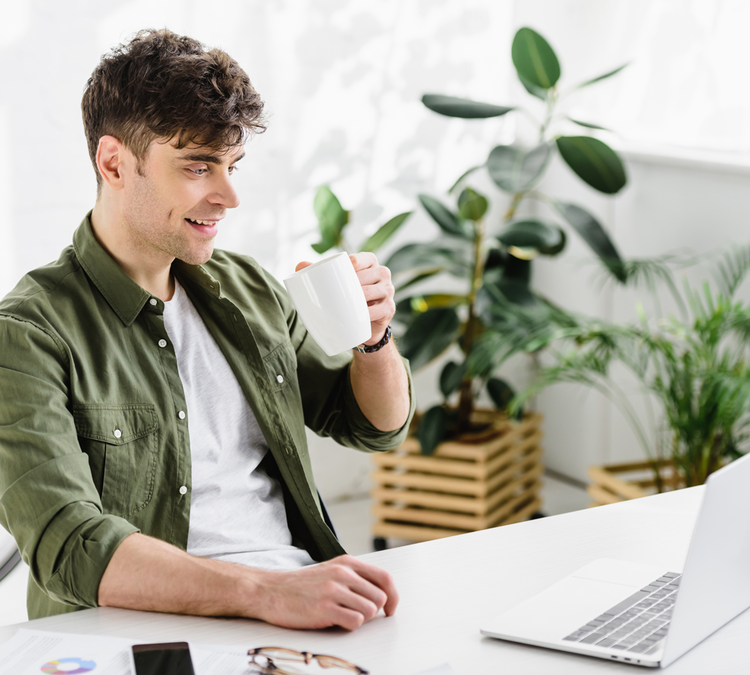 Vous n’êtes pas satisfait(e) de votre caisse maladie actuelle? Rendez-vous sur le site PRO VITA de votre choix, sélectionnez l’expert(e) en assurance souhaité(e), cliquez sur le signe «+» dans le coin inférieur droit et prenez rendez-vous pour une consultation en ligne.