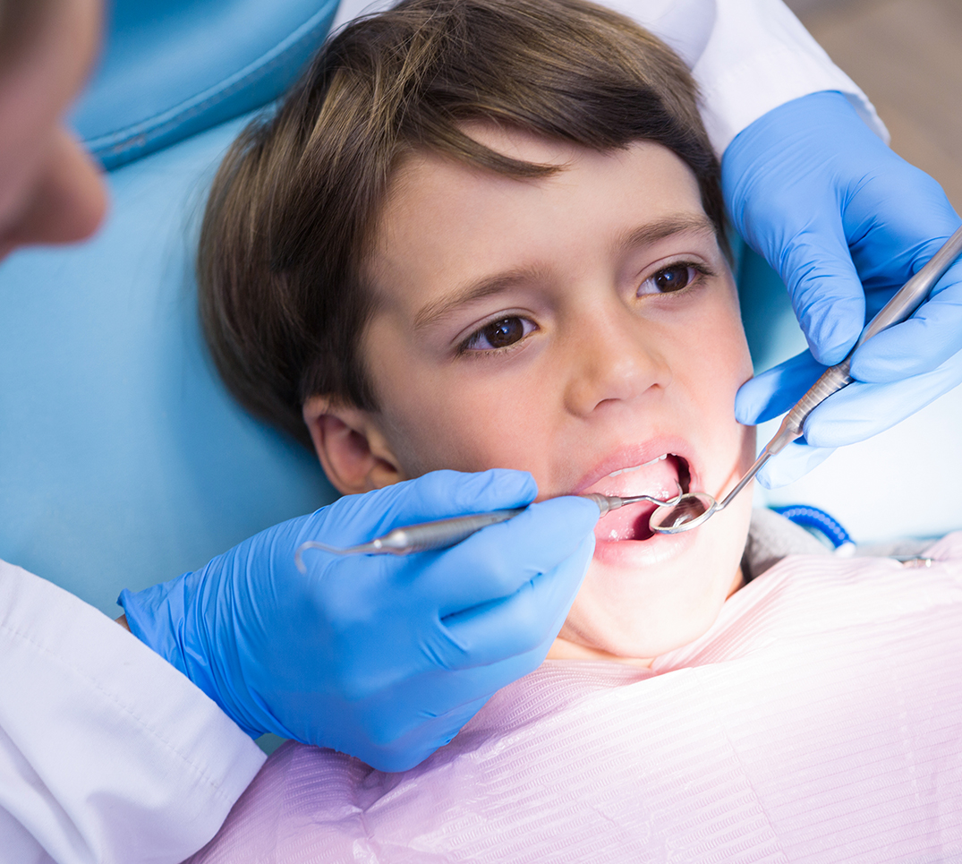 Visite chez le dentiste après un accident dentaire Un enfant fait l'objet d'un examen dentaire. Un contrôle rapide après un accident est déterminant pour la conservation de la dent.