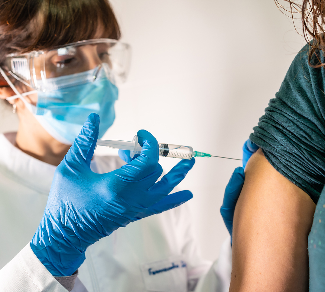 Vaccination-sans-franchise-Suisse-2026-assurance-de-base Personnel médical administrant une vaccination – toutes les vaccinations recommandées sans franchise dès 2026 dans l’assurance de base suisse