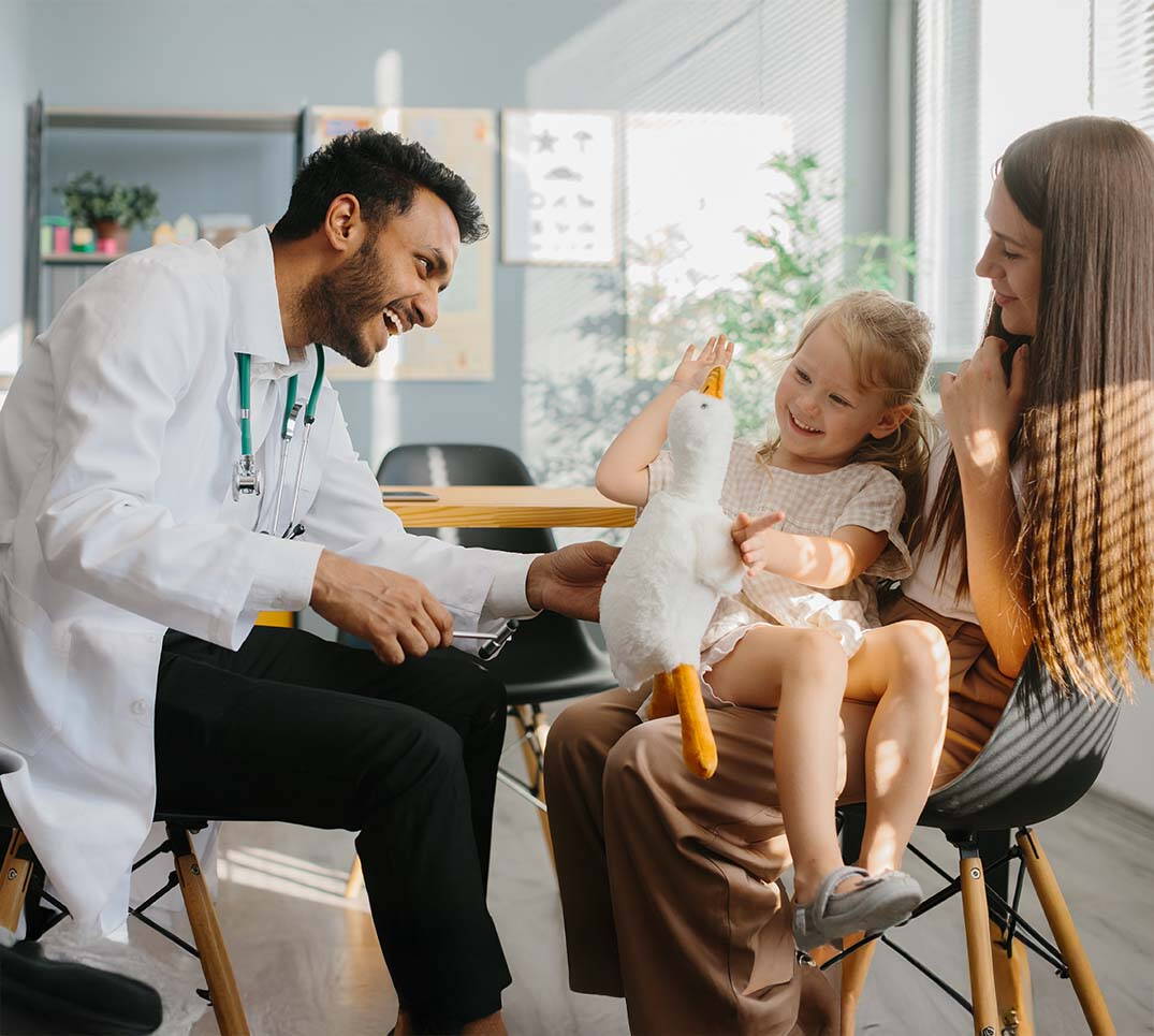 Ärztliche Beratung einer Familie im Rahmen der Grundversicherung. Je nach Krankenkassenmodell unterscheiden sich Arztwahl, Betreuung und Prämienhöhe.