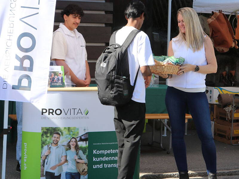 Mitarbeitende der PRO VITA AG nehmen an einer Messe teil