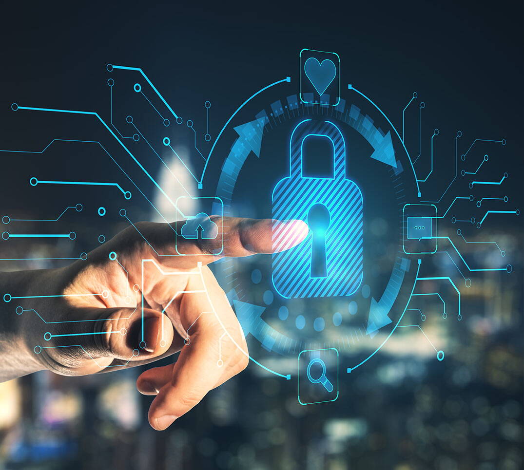 Une main utilise un système de sécurité numérique avec symbole de cadenas – illustration de la cyberassurance et de la protection contre les cyberattaques pour les PME en Suisse